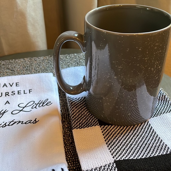 New! 20 ounce gray/white glazed mug and 2-100% cotton dish towels, Xmas - Picture 6 of 10